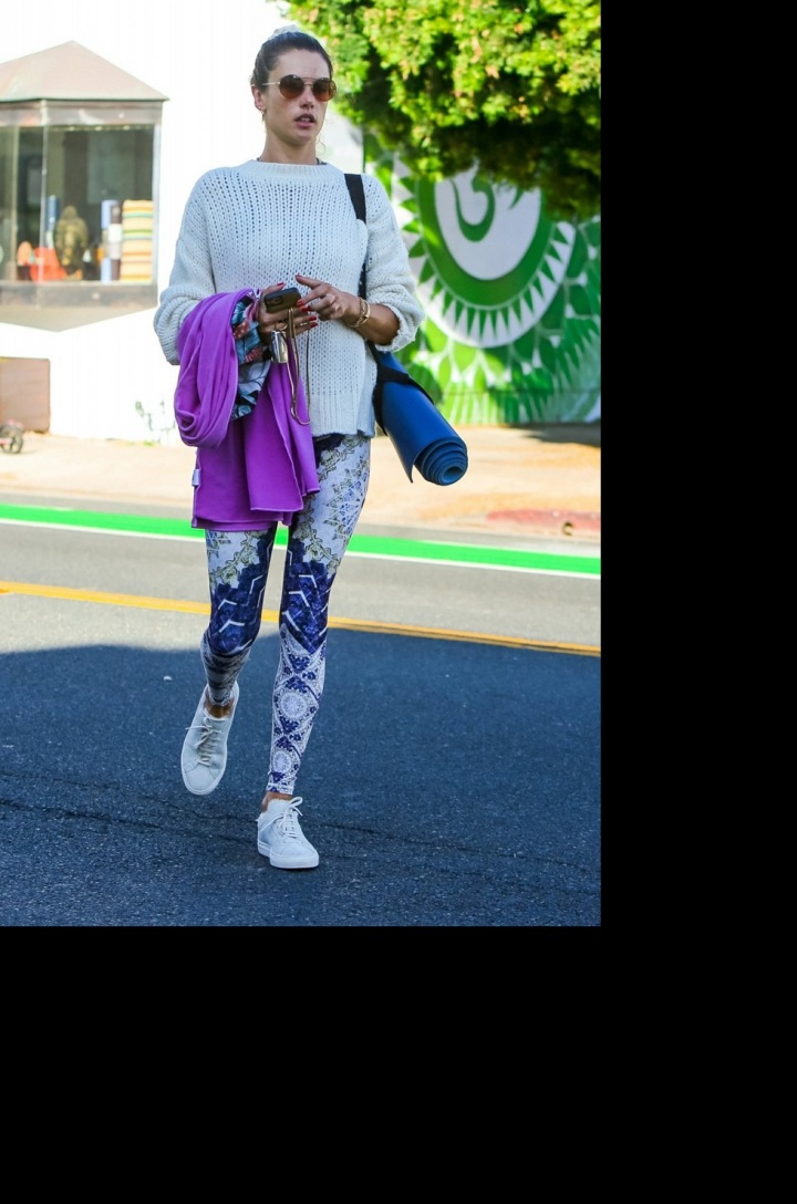 Alessandra Ambrosio jdoucí z jógy