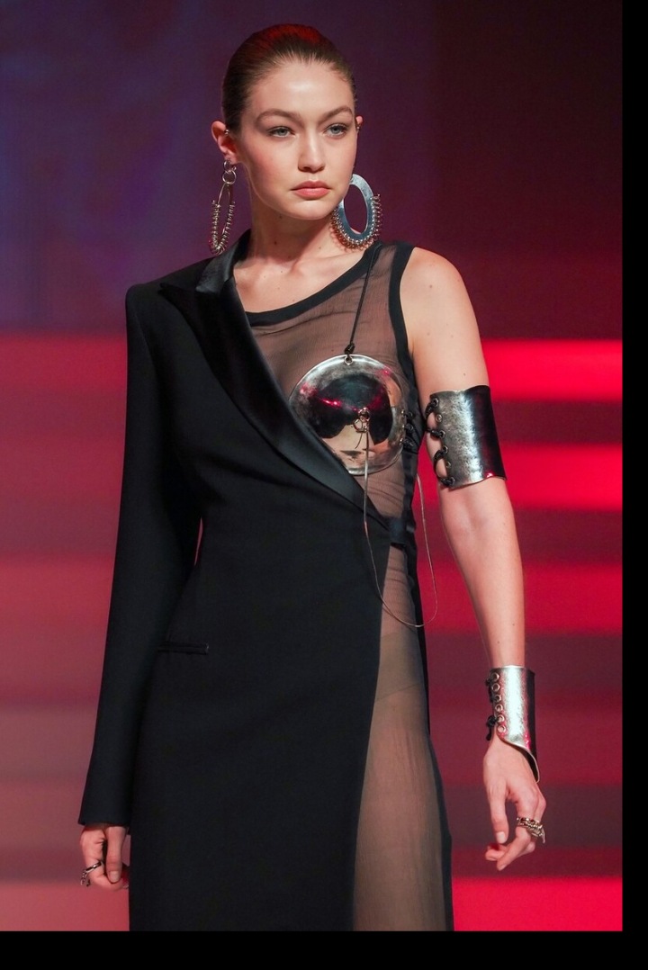 Gigi Hadid v šatech s podprsenkou a lá Madonna