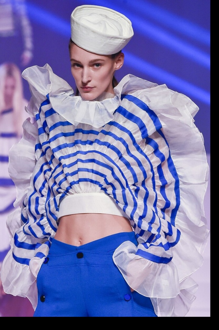 Na obrázku je dívka v námořnickém modelu