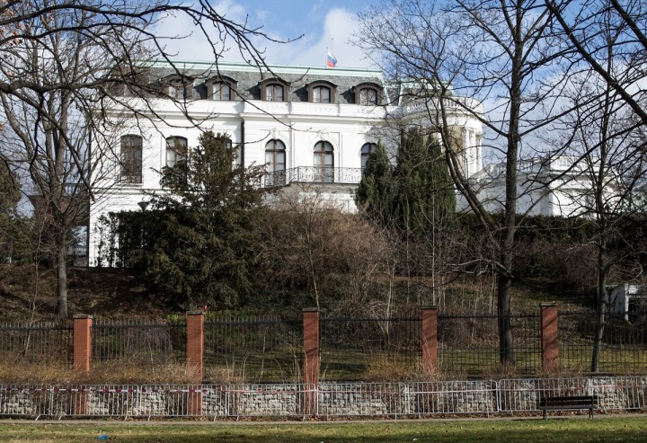 Sídlo Ruské ambasády v Praze na náměstí Pod kaštany, jež se má přejmenovat na náměstí Borise Němcova Sídlo Ruské ambasády v Praze na náměstí Pod kaštany, jež se má přejmenovat na náměstí Borise Němcova