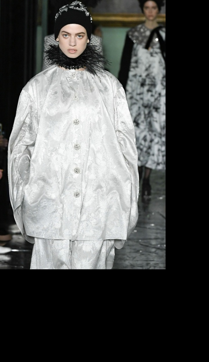 Modelka ve volném kabátu