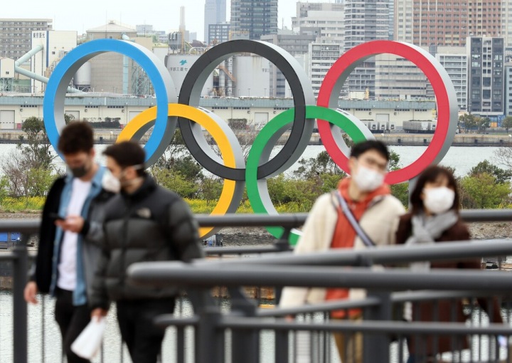 Lidé před olympijskými kruhy Lidé před olympijskými kruhy