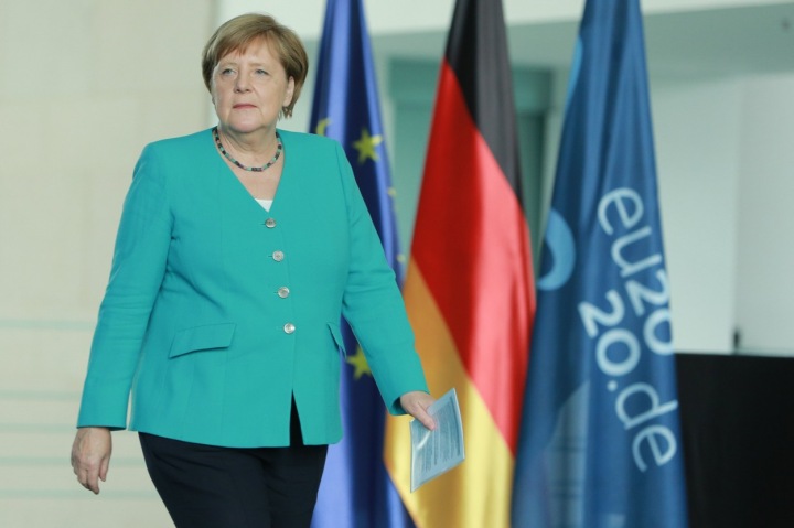 Angela Merkelová ve svém typickém kostýmu