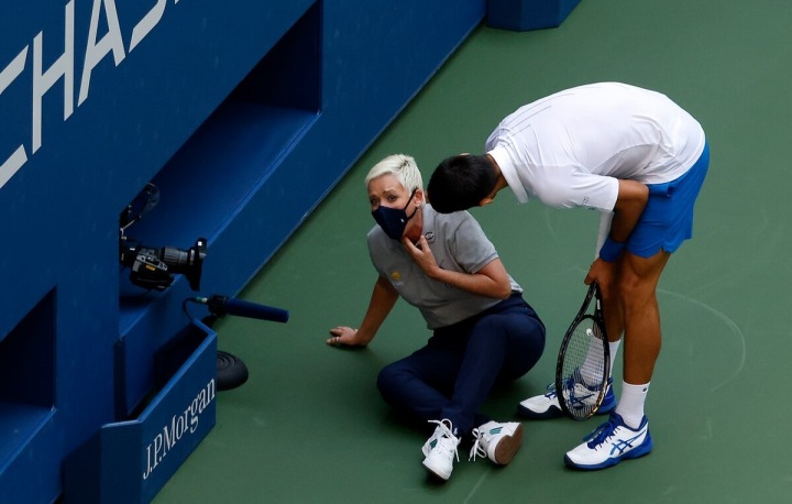 Novak Djokovič a čárová rozhodčí po zásahu míčkem Novak Djokovič a čárová rozhodčí po zásahu míčkem