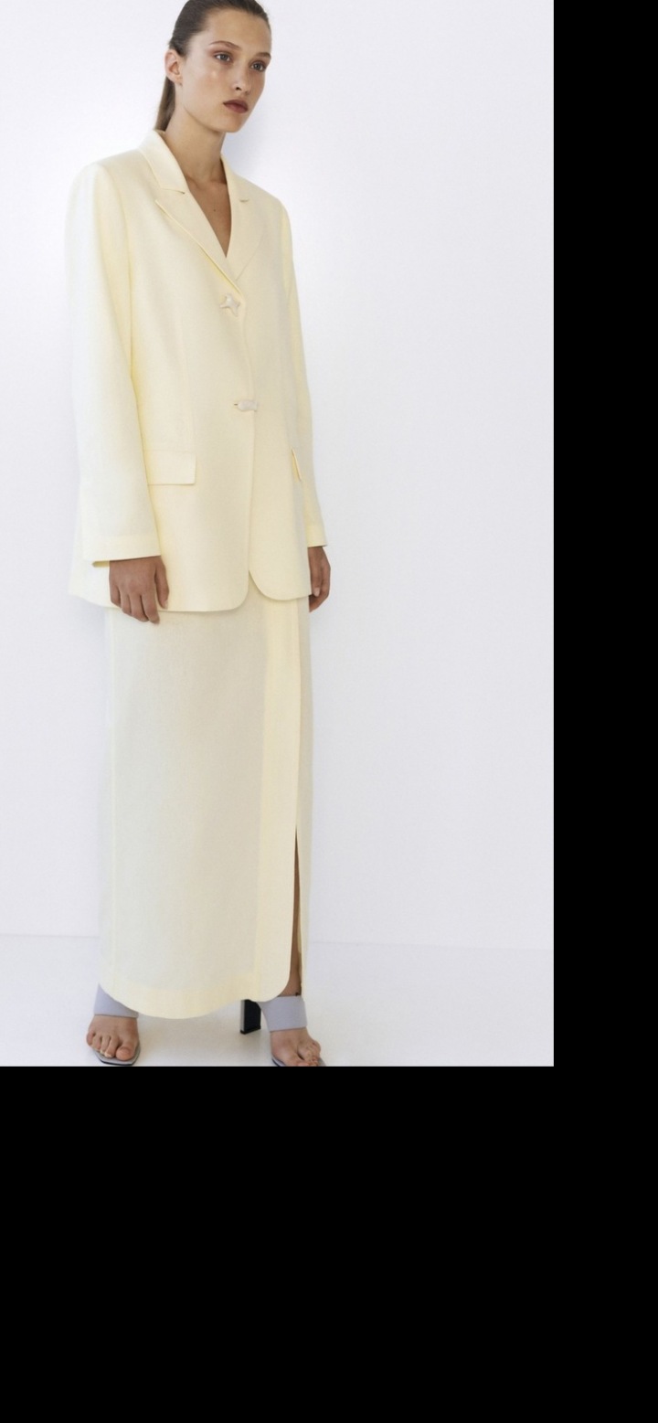 Modelka v obleku kolekce Collina Strada