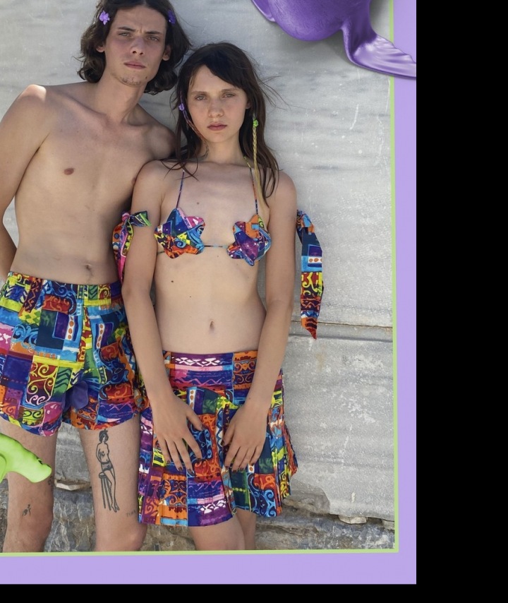 Modelka v barevných plavkách kolekce Collina Strada