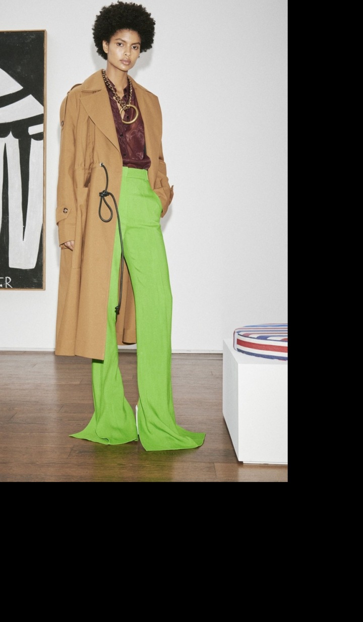 Modelka v zelených kalhotách