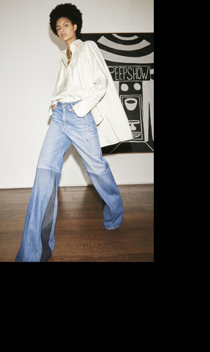 Modelka ve volných džínách