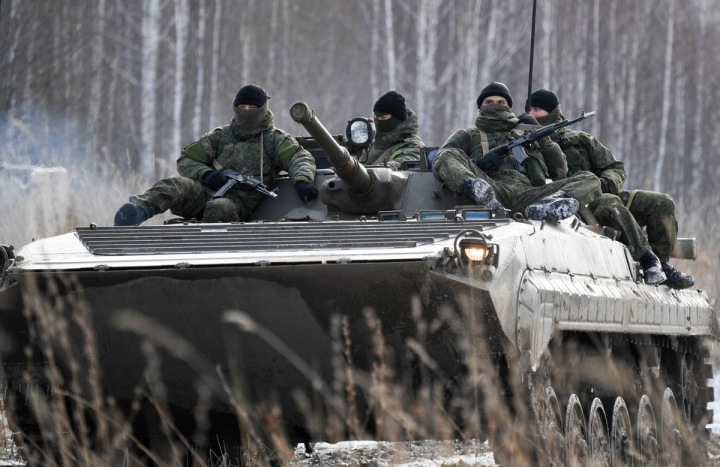 Vojáci na tanku. Ilustrační foto.