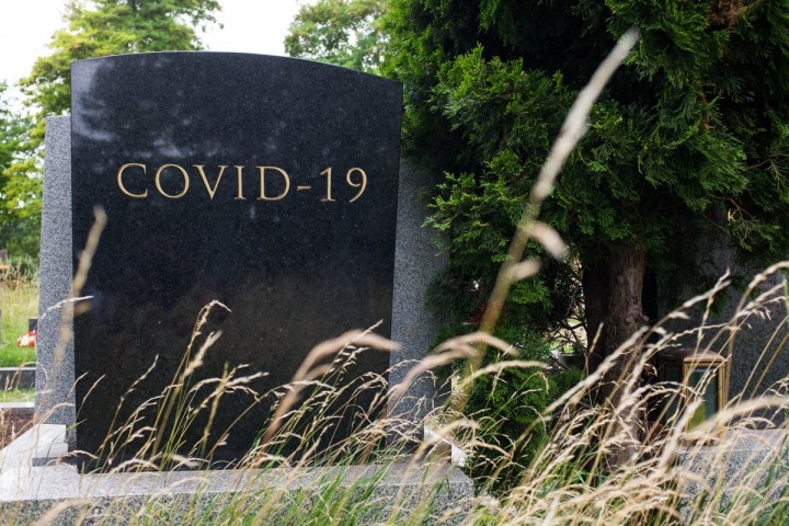 Náhrobek s nápisem Covid-19 Náhrobek s nápisem Covid-19