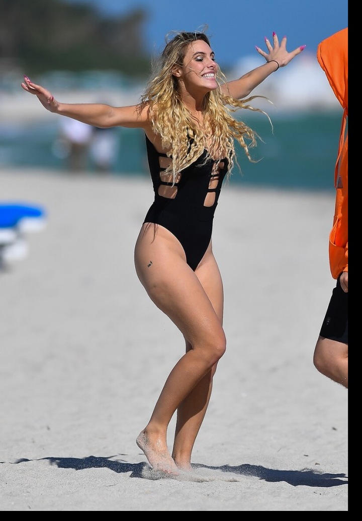 Zpěvačka Lele Pons a její "výřezy"