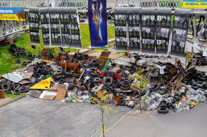 Centrální ulice města po útoku na barikády během Euromajdanu.