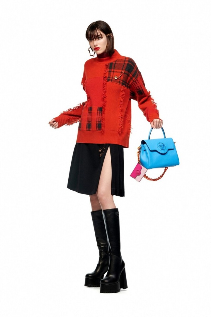 Červený svetr Versace