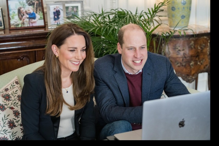 Kate a William při videohovoru.