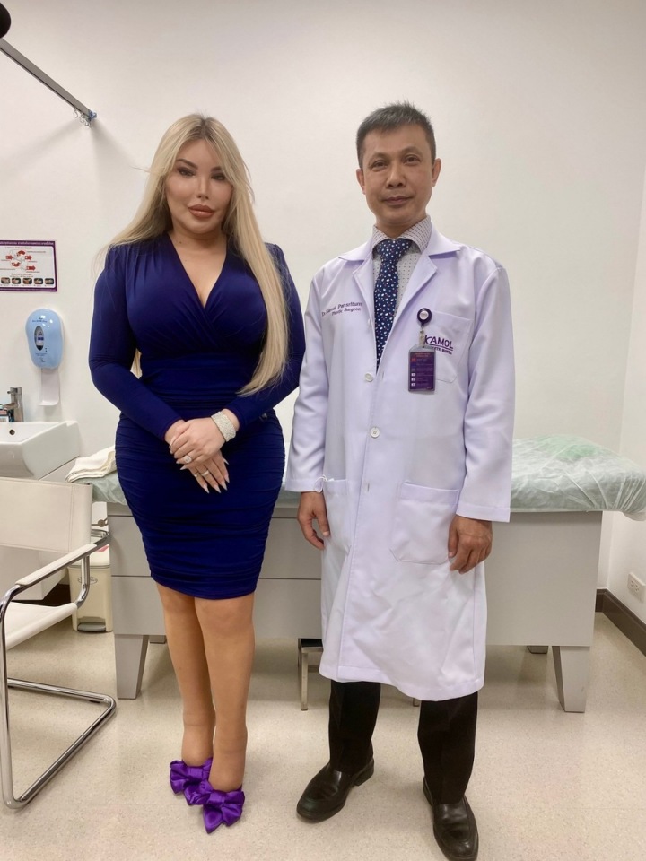 Jessica Alves s lékařem Dr. Kamolem Pansritumem, M.D. 