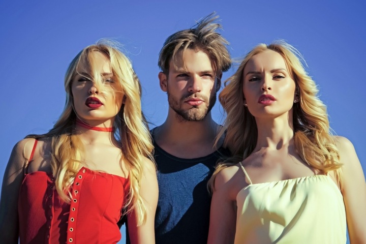 Mladý muž se dvěma typově velmi podobnými dívkami