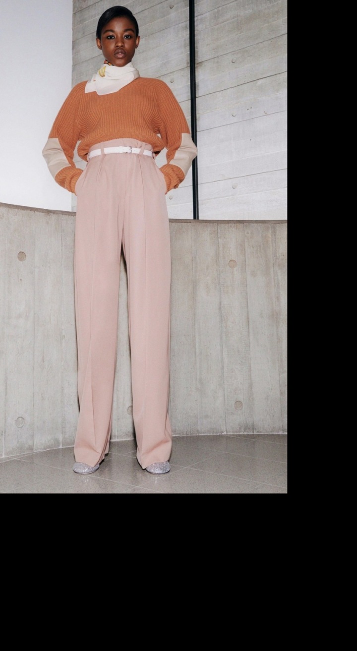 Modelka v růžových kalhotách