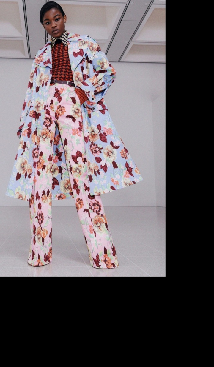 Modelka v květovaném kompletu