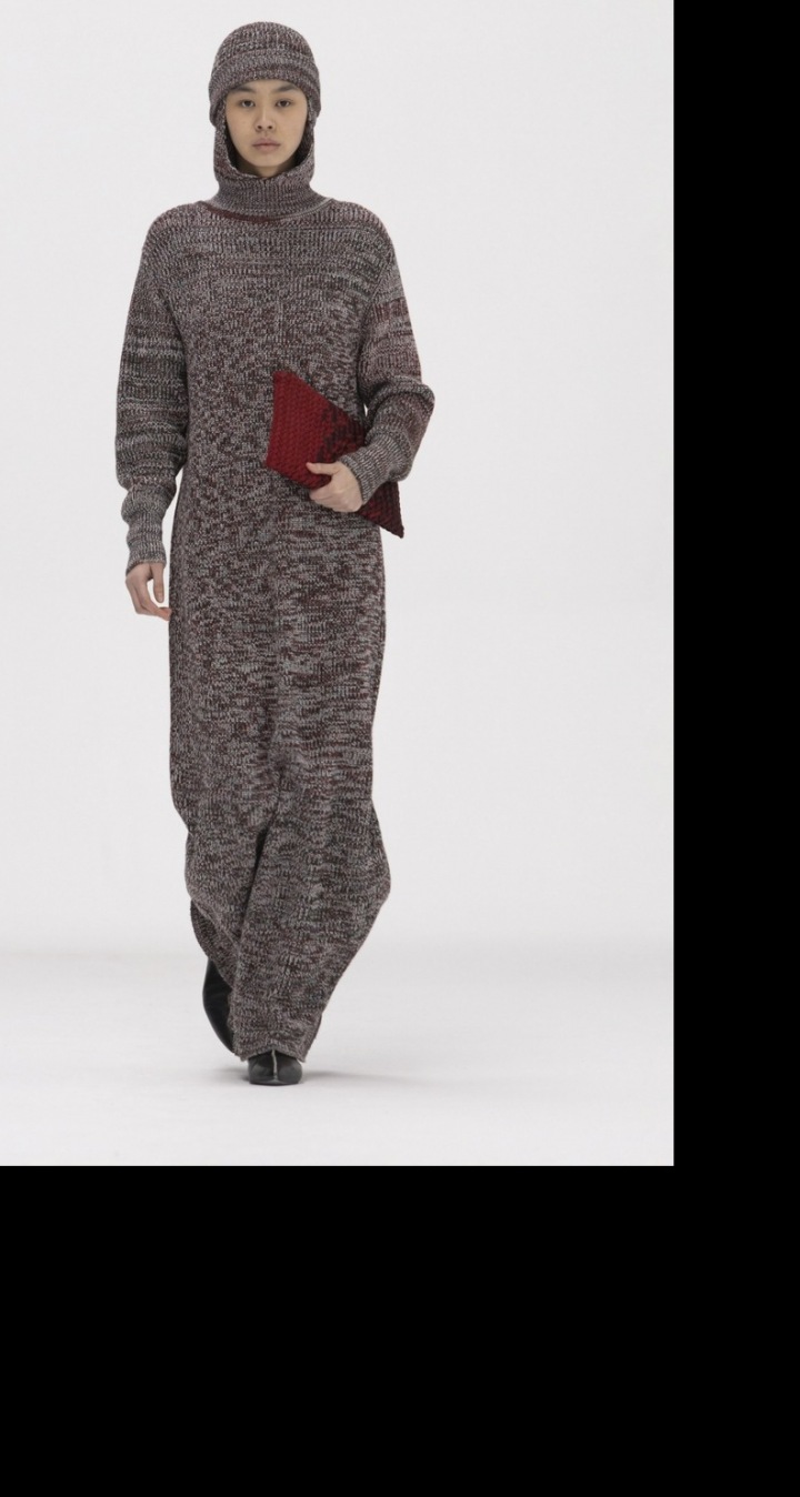 Modelka v šedých úpletových šatech