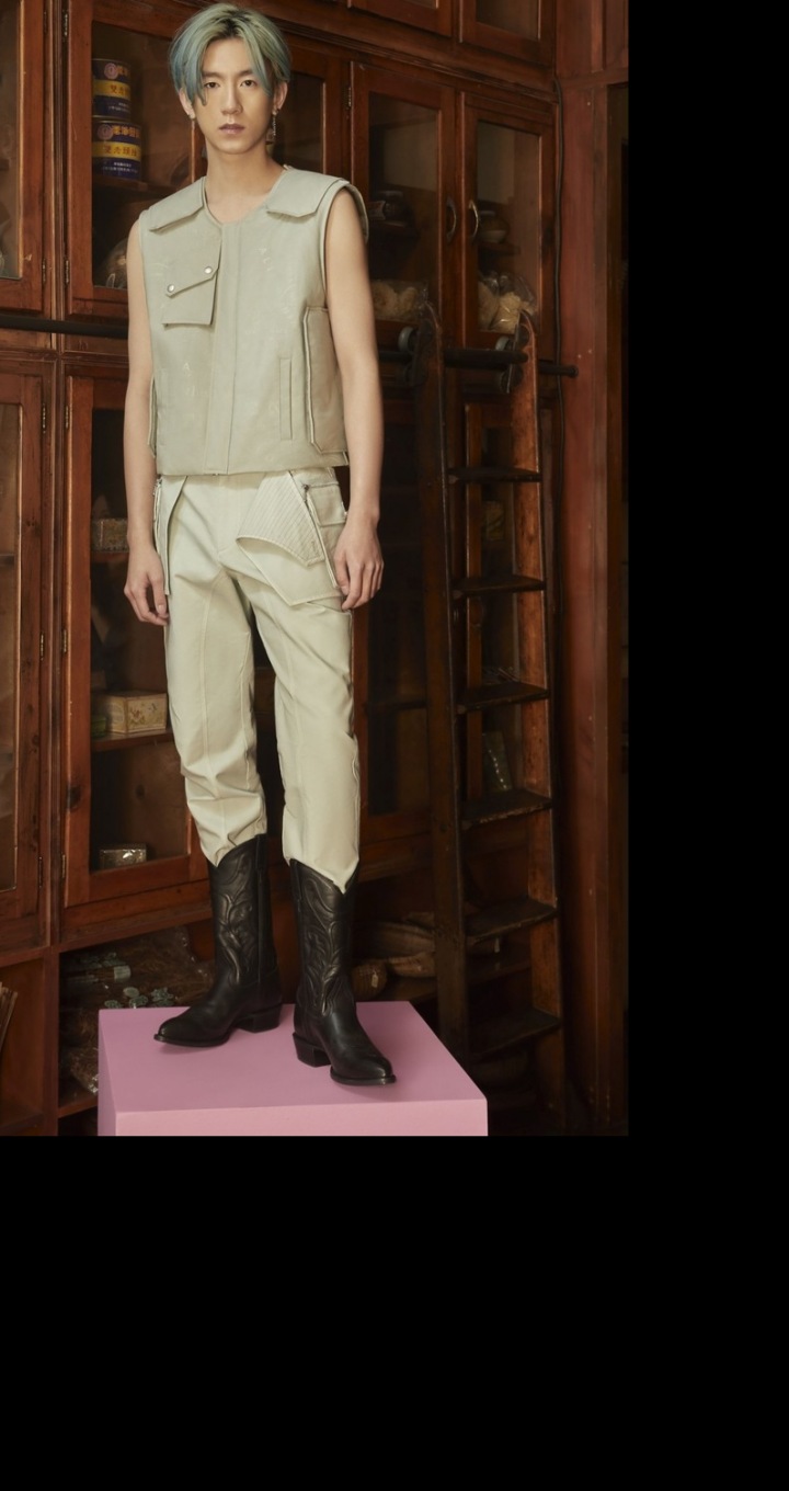 Model ve vestě a kalhotách