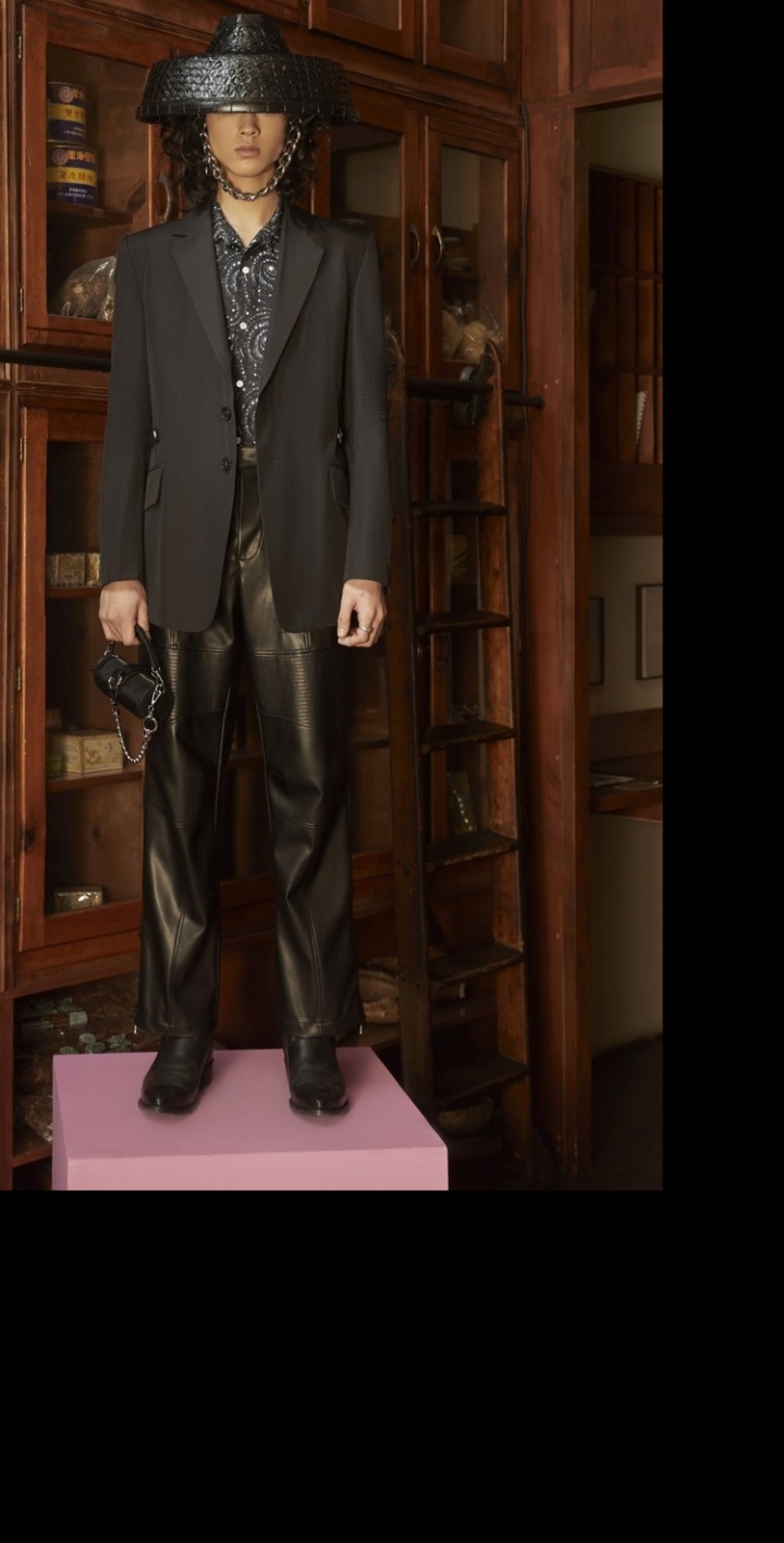 Model v kožených kalhotách