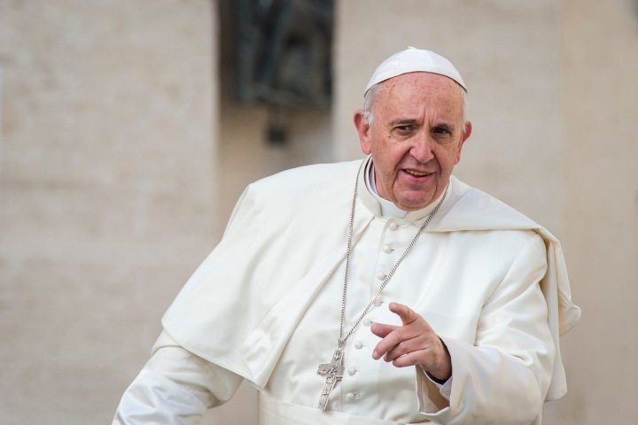 Papež Fantišek vyzval k odložení zbraní. 