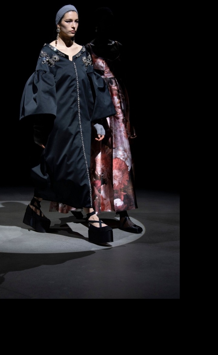 Modelka v černých šatech