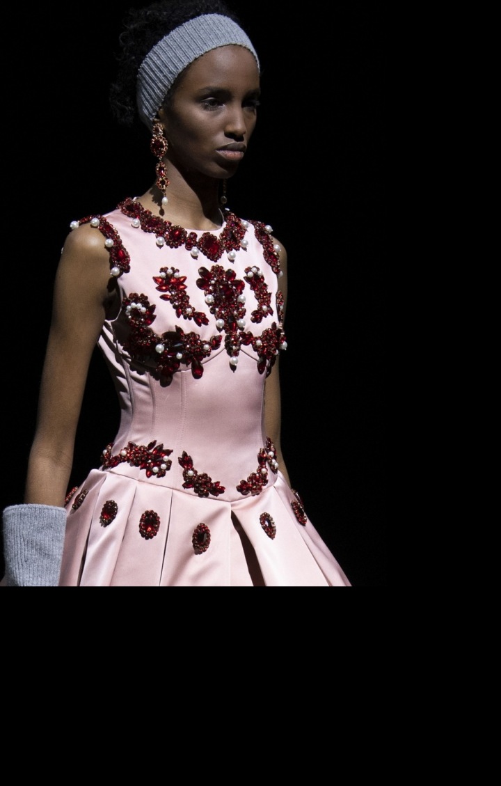 Modelka v růžových šatech