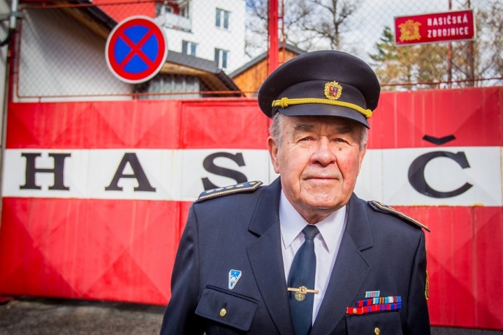 Než se ale hasičem opravdu stanete, musíte absolvovat kurz v délce patnácti týdnů.