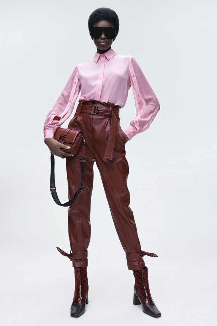 Kalhoty a halenka značky Karl Lagerfeld