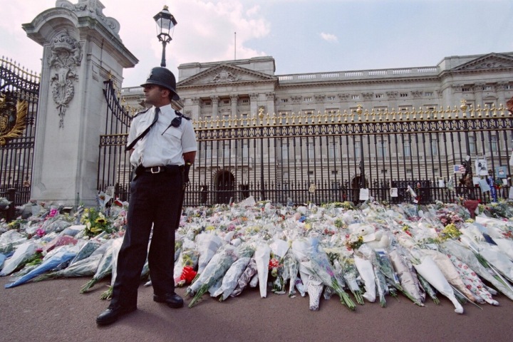Květiny v Buckinghamského paláce po smrti Diany