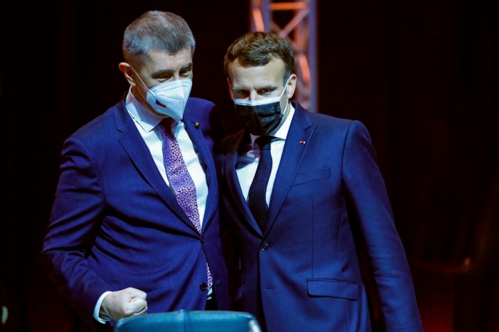 Andrej Babiš a francouzský prezident Emmanuel Macron na portugalském summitu, 9. května 2021 Andrej Babiš a francouzský prezident Emmanuel Macron na portugalském summitu, 9. května 2021