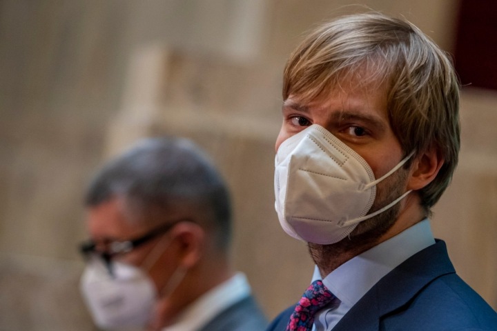 Adam Vojtěch a Andrej Babiš v pozadí. Adam Vojtěch a Andrej Babiš v pozadí.