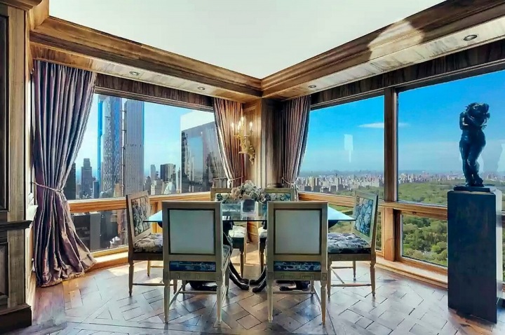 Jídelní stůl s krásným výhledem na Central Park. Jídelní stůl s krásným výhledem na Central Park.