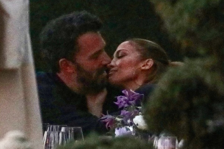 Jennifer Lopez a Ben Affleck při polibku. Jennifer Lopez a Ben Affleck při polibku.