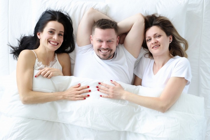 Muži nejsou od přírody monogamní. Lidé obecně... Na foto muž se dvěma ženami