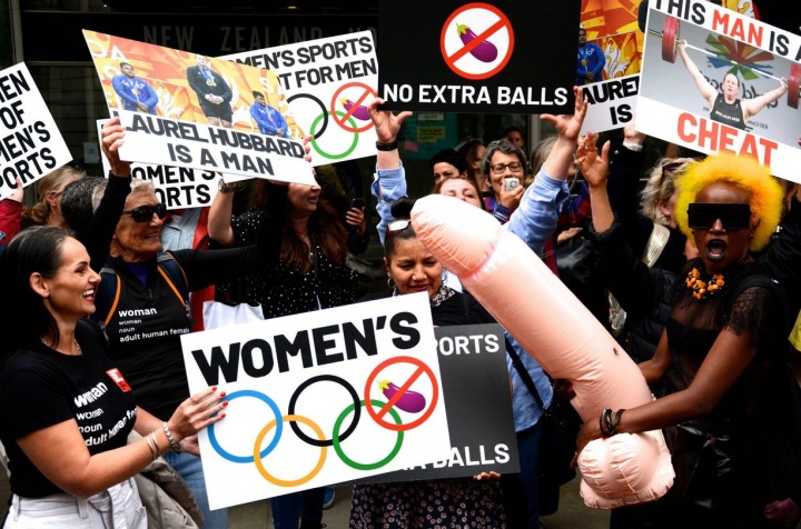 Lidé demonstrující za "fair play" jednotlivých pohlaví