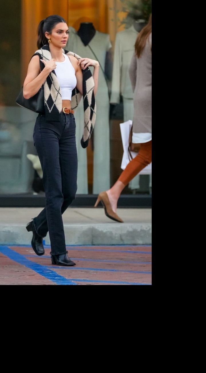 Kendall jako milovnice crop topů Kendall jako milovnice crop topů
