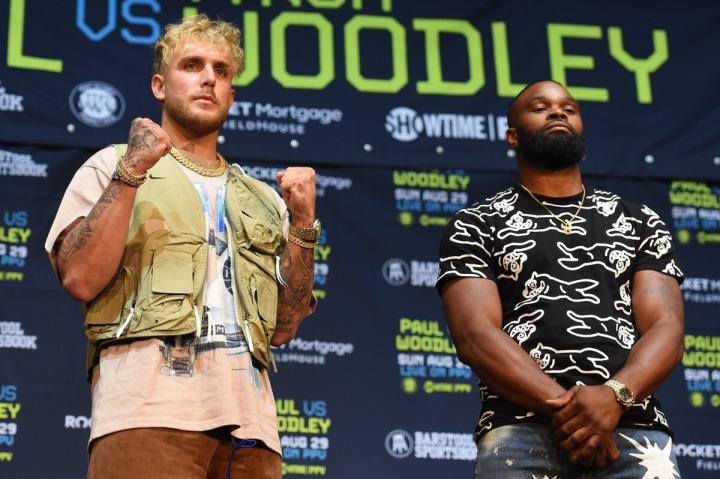 Jake Paul (nalevo) a Tyron Woodley