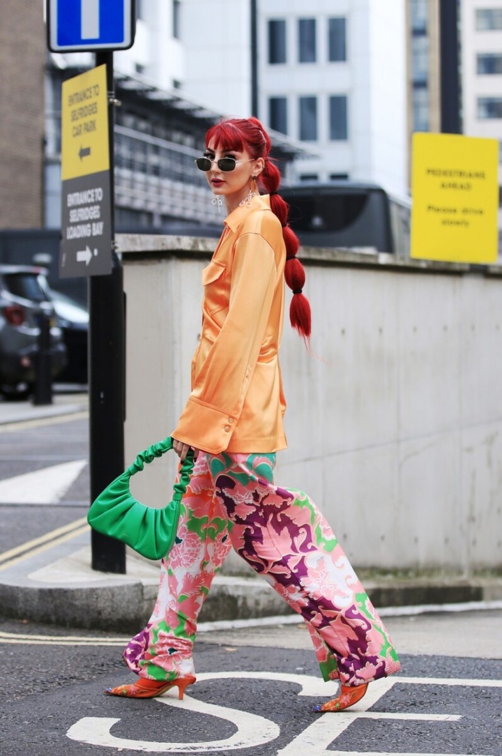 Slečna díky kabelce a botám hezky sjednotila celý look