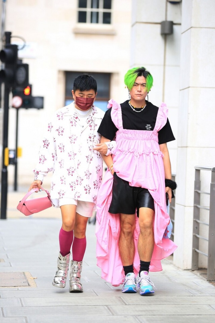 Růžové šaty už nejsou evidentně pouze pro dámy