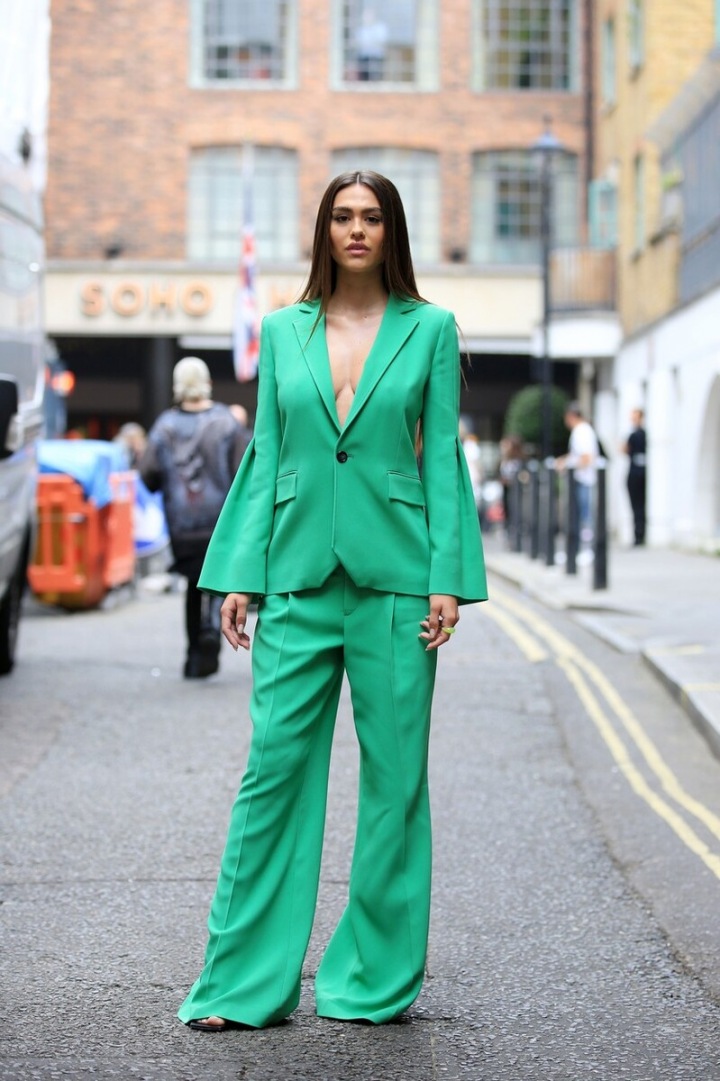 Slečna nechala vyniknout zelený kostýmek