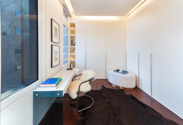 Hovězí koberec v pracovně