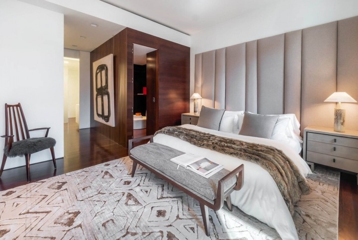 Hlavní ložnice se soukromou šatnou 