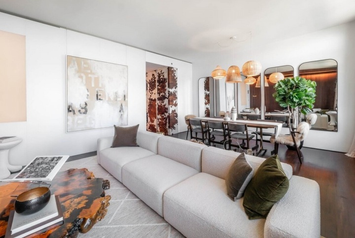 Zrcadla v jídelně jsou neobvyklá 