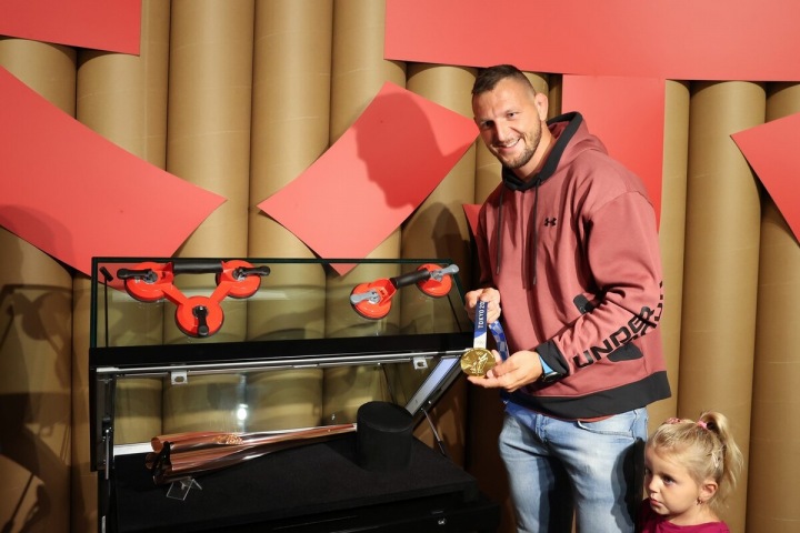 Lukáš Krpálek s medailí 