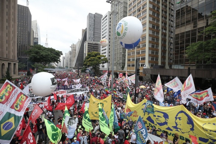 Dmeonstrace v ulicích Brazílie