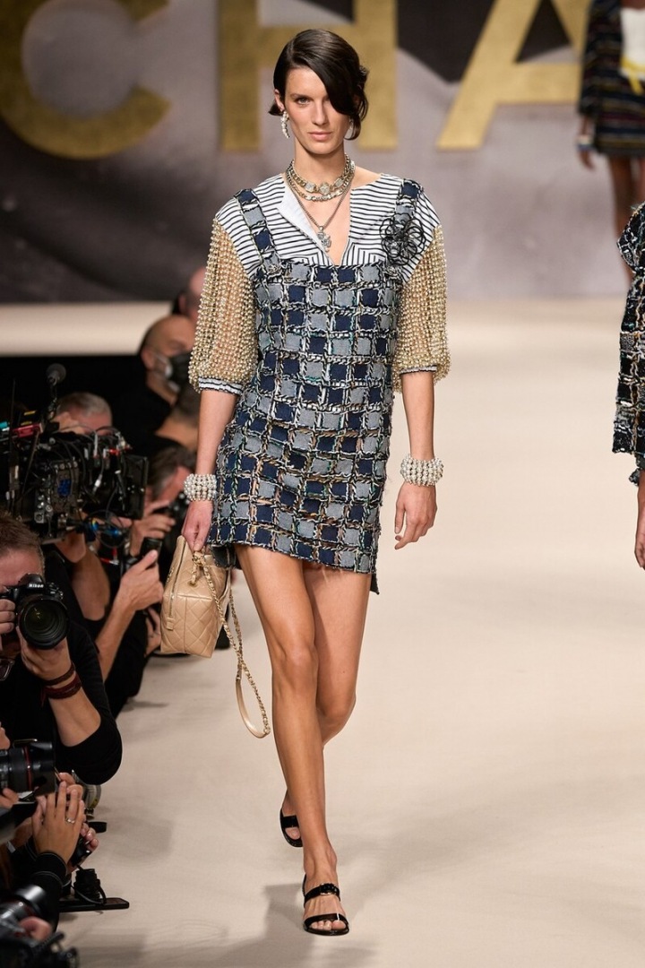 Vrstvení je stále v kurzu. Modelka v minišatech.