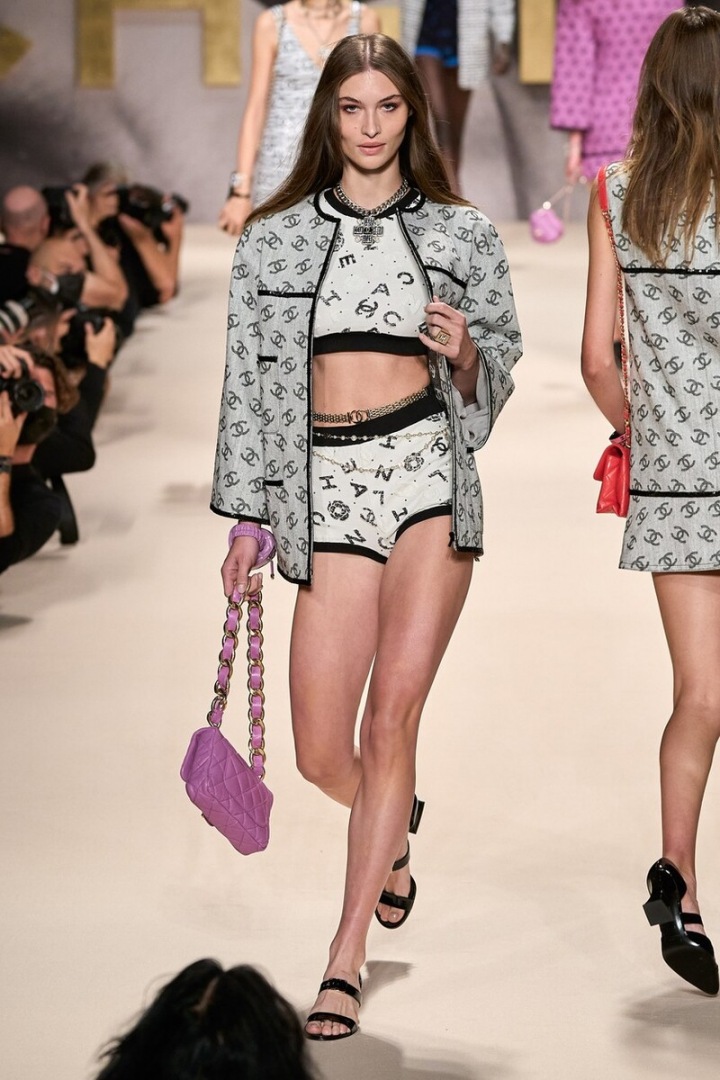 Modelka v plavkách. Potisk loga nás vrátil do roku 1989.