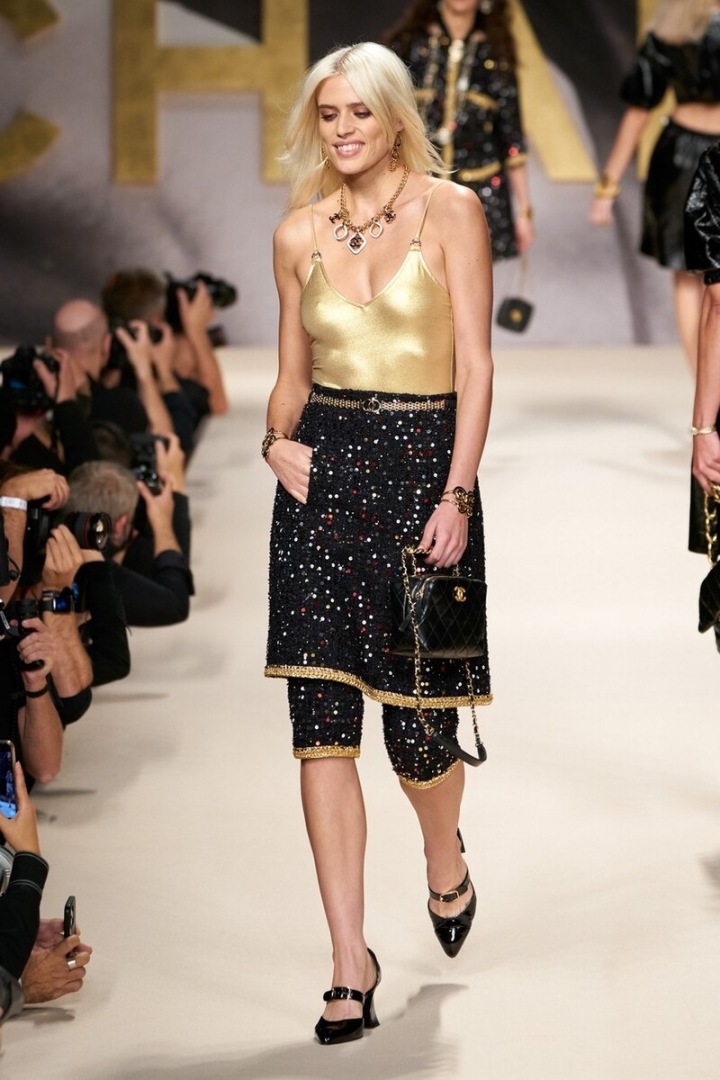 Modelka ve zlaté kombinaci s tvídem.